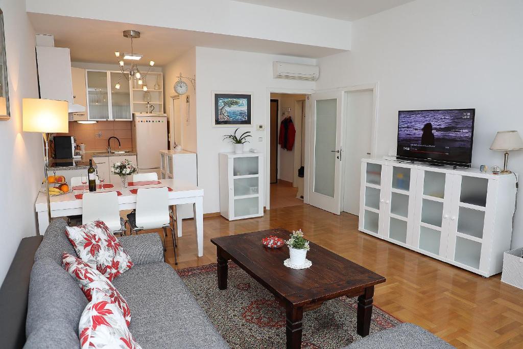 ザグレブにあるApartment Elena 2 Zagreb City with garageのソファとテーブルのあるリビングルーム