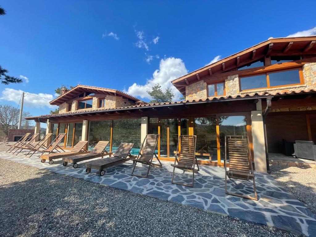 eine Gruppe von Stühlen, die vor einem Haus sitzen in der Unterkunft Prades Vila Bella - Casa Molinets i Casa Borrianes in Prades