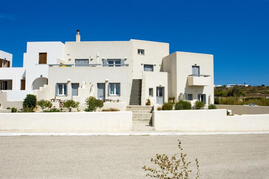 una casa bianca con una collina sullo sfondo di Tsakanos Home ad Adámas