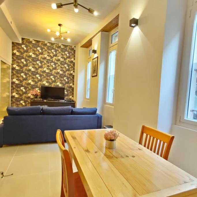 un salon avec une table et un canapé bleu dans l'établissement T2 cosy Jean Jaurès et Gare Matabiau, à Toulouse