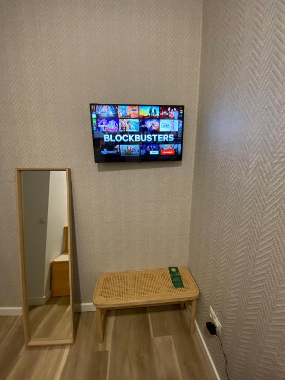TV a/nebo společenská místnost v ubytování The Urban Jungle Hostel