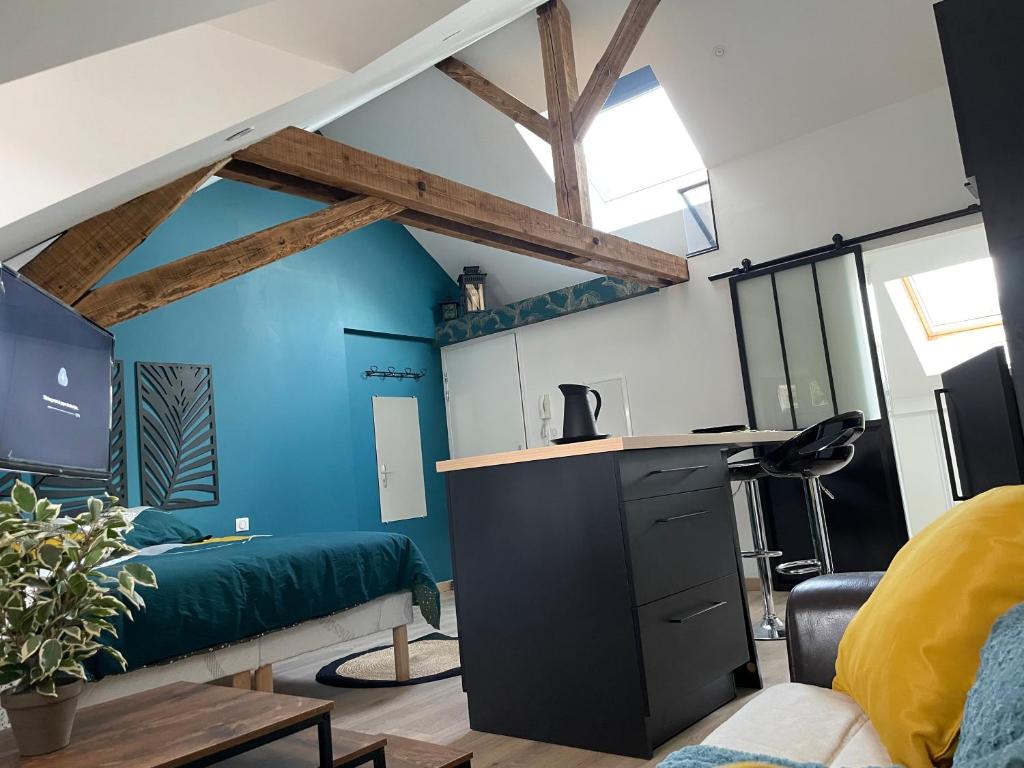 Cette chambre comprend un lit et un bureau. dans l'établissement La Belle Mira vous attend !, à Metz