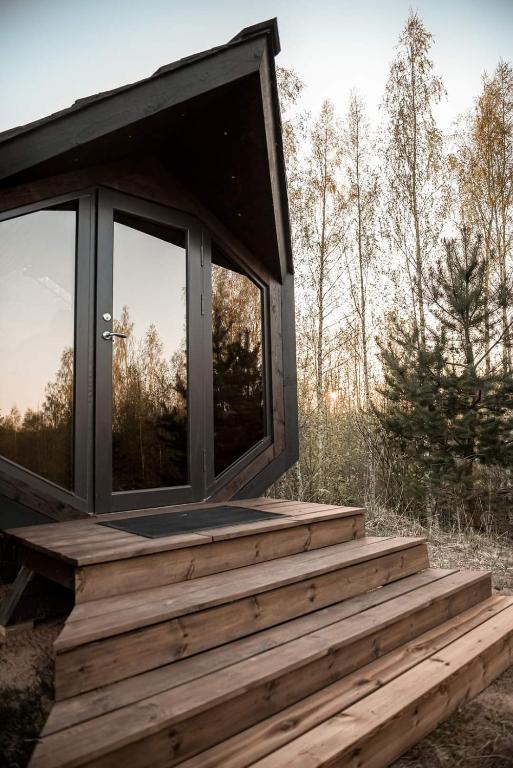 una casa con una grande finestra su una terrazza di legno di Karg relax Vysočina a Nové Veselí