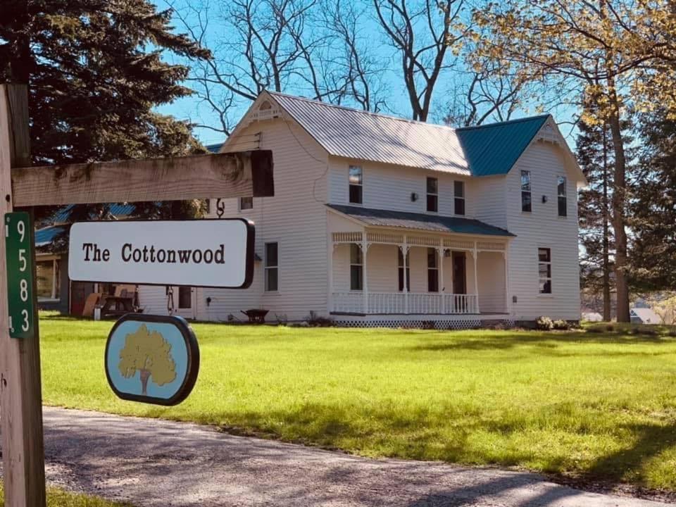 une maison blanche avec un panneau devant elle dans l'établissement The Cottonwood Inn B&B, à Empire