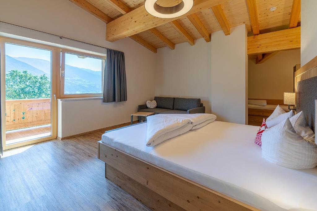 フューゲンにあるHotel Garni Romantikのベッドルーム1室(ベッド1台、大きな窓付)
