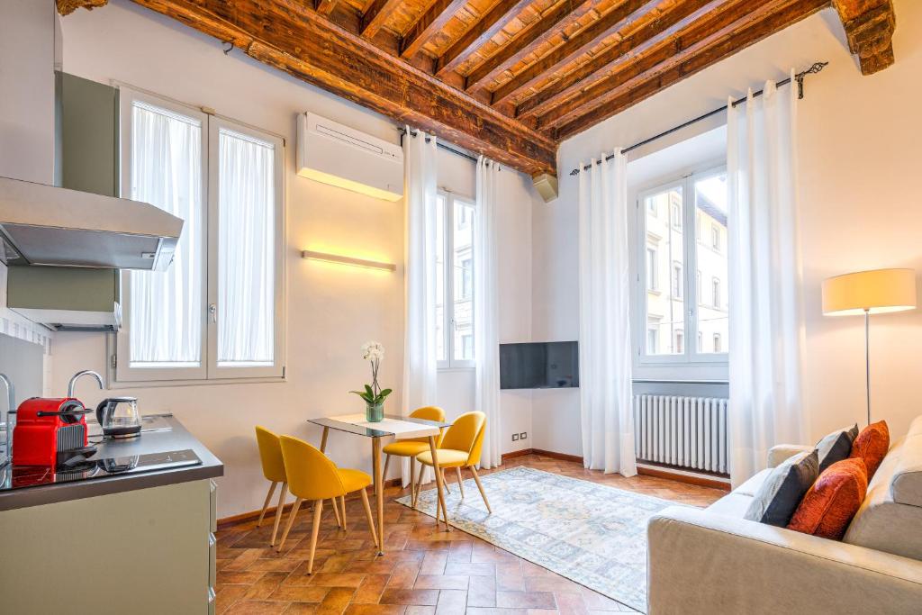 フィレンツェにあるCondotta 16 Apartmentsのリビングルーム(ソファ、テーブル付)