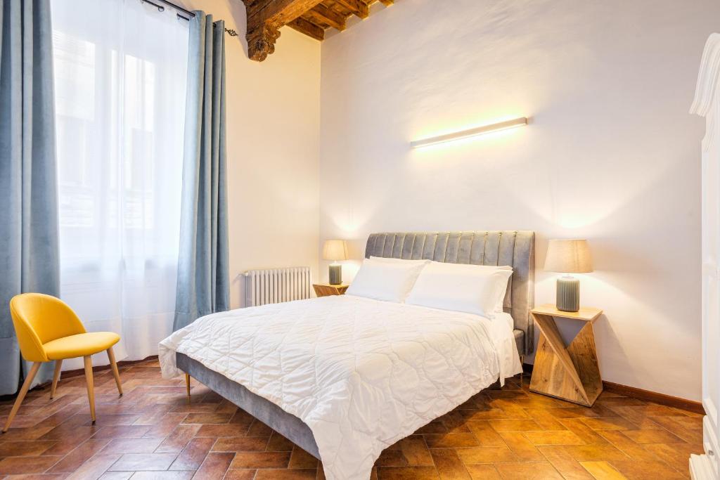 A bed or beds in a room at Condotta 16 Apartments