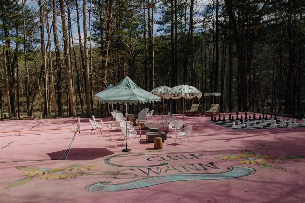 un evento al aire libre con sillas y sombrillas en el bosque en Camp Swann, en Tracy City