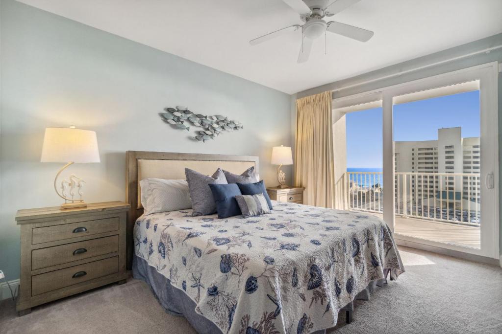 1 dormitorio con 1 cama y vistas al océano en Keep It Beachy at Laketown Wharf #611 by Nautical Properties Vacation Rentals, en Panama City Beach