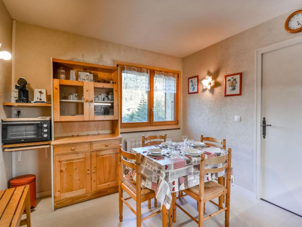 une cuisine et une salle à manger avec une table et des chaises dans l'établissement Appartement T2 idéalement situé entre les télécabines Mont Chéry et Chavannes, au cœur des Gets - FR-1-685-49, aux Gets