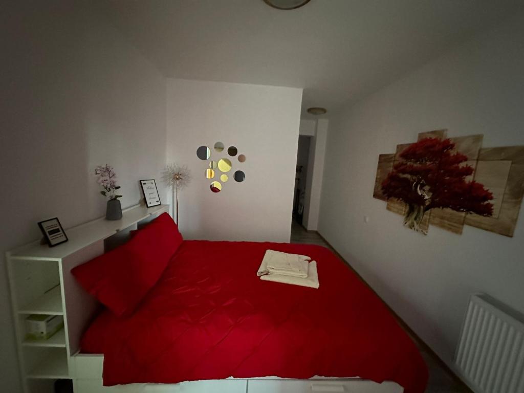 Een bed of bedden in een kamer bij Red Corner Central Apartment