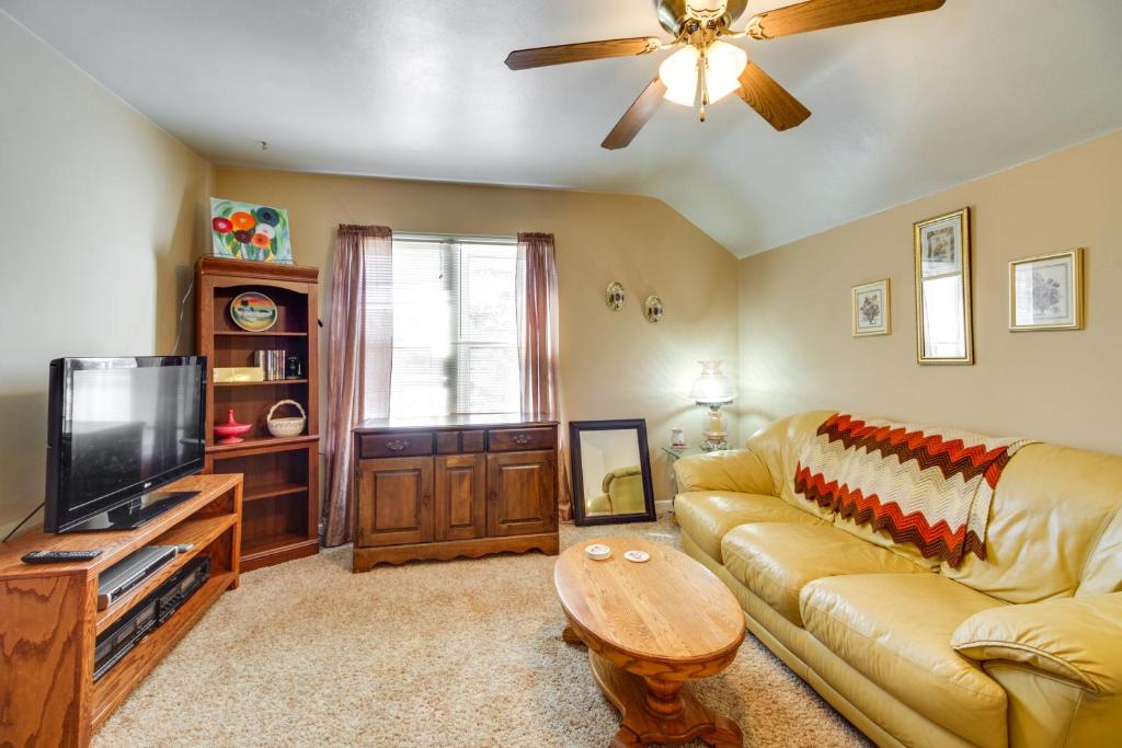 uma sala de estar com um sofá e uma televisão em Rural Minnesota Apartment with Fire Pit em Hibbing