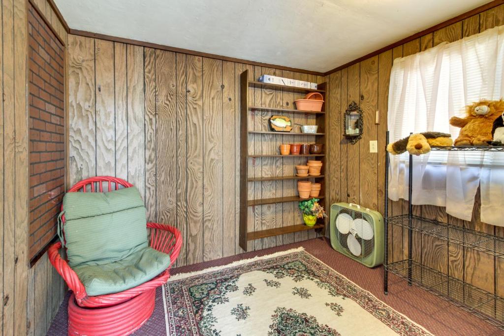 Rural Minnesota Apartment with Fire Pit - Appartement