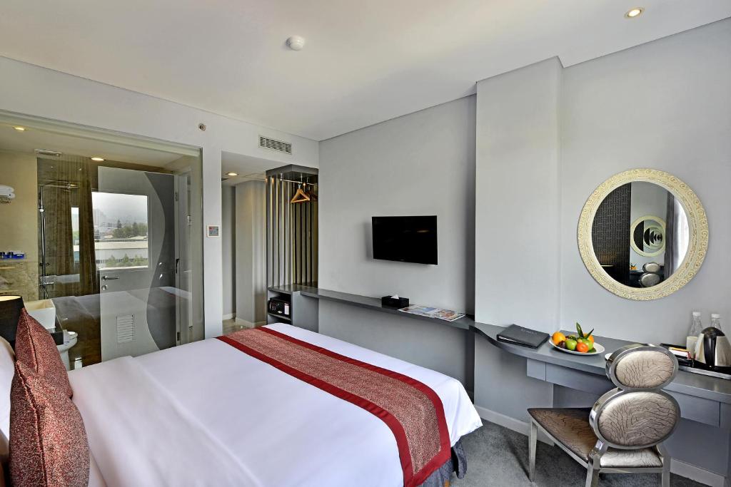 TV a/nebo společenská místnost v ubytování Serela Cihampelas by KAGUM Hotels