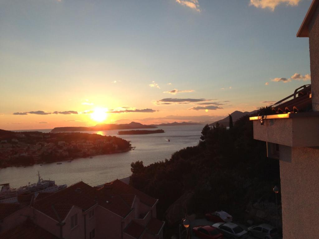 - une vue sur le coucher de soleil d'une rivière dans l'établissement Adriatic Sea View Apartment, à Dubrovnik