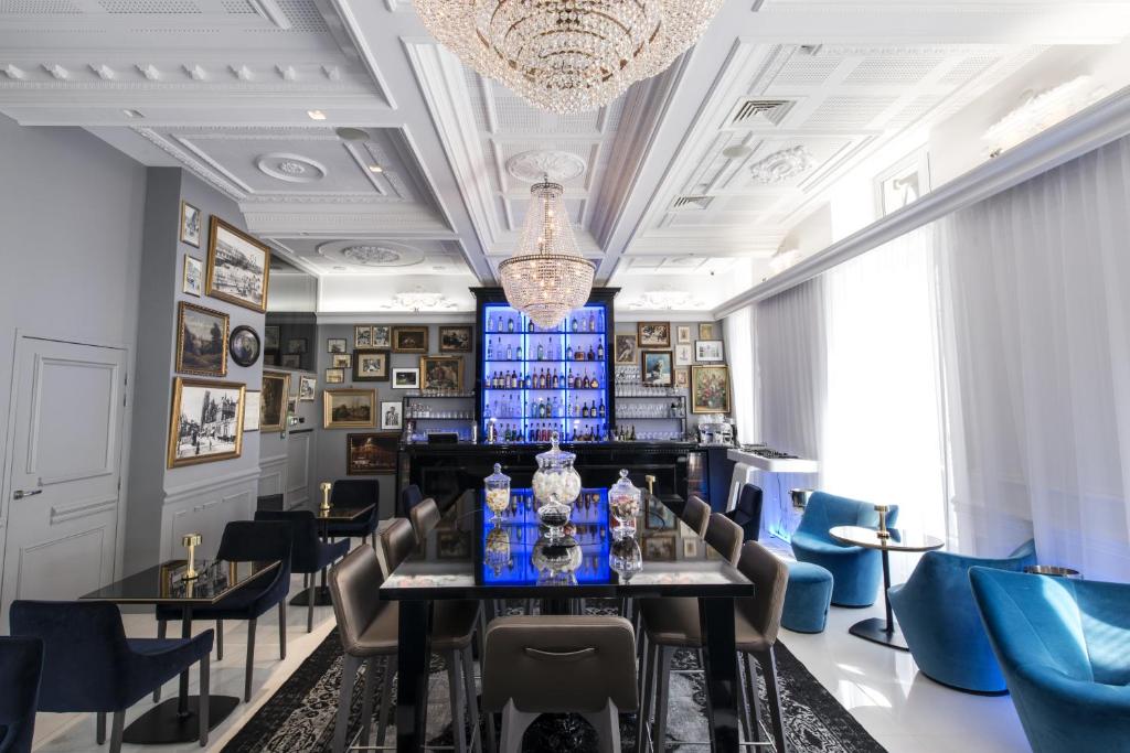 a dining room with a table and chairs and a chandelier at Vertigo Hotel, Dijon, a Member of Design Hotels in Dijon