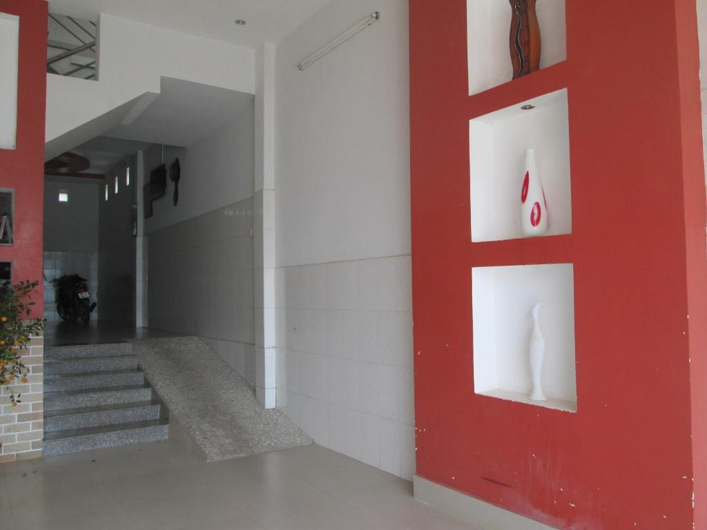 a hallway with a red wall and a blue wall at Ngoc Phuong Hotel in Bảo Lộc