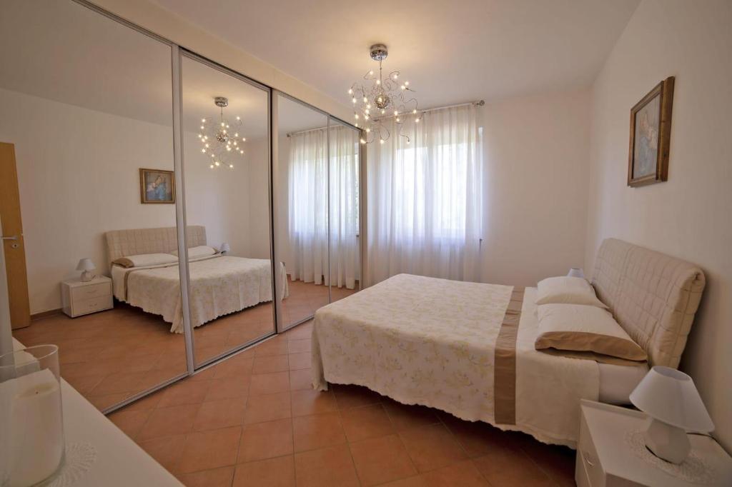 una camera con un letto e un grande specchio di Casa Vacanze AL CAPRIANO appartamento Lampone a Cantello