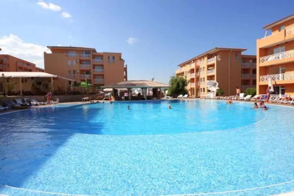 1 Bed Apt with Views,Sunny Day 6
