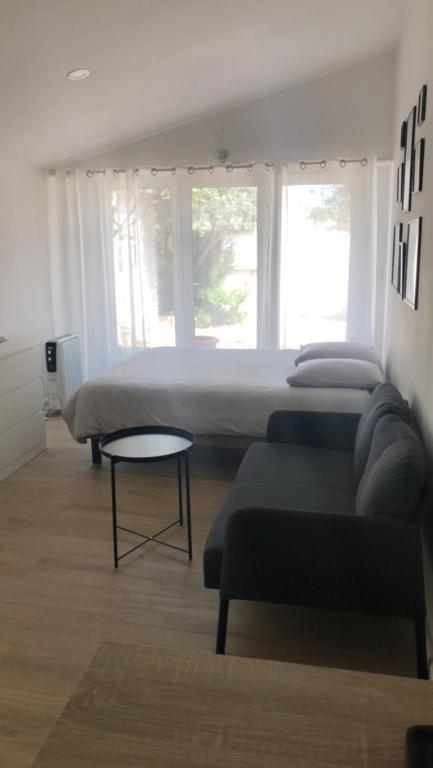 Posezení v ubytování Studio refait à neuf avec jardin Aigues Mortes