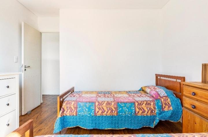 Mendoza San Isidro Cabaña في ميندوزا: غرفة نوم مع سرير وخزانة