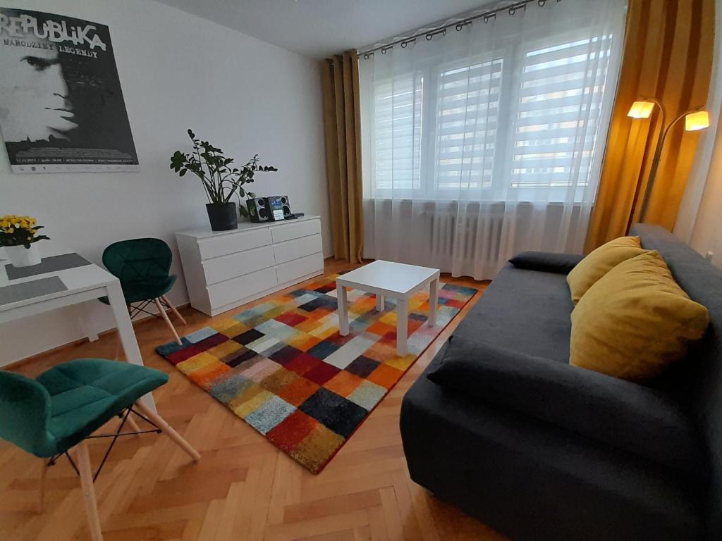 een woonkamer met een bank en een tafel bij Kinga in Toruń
