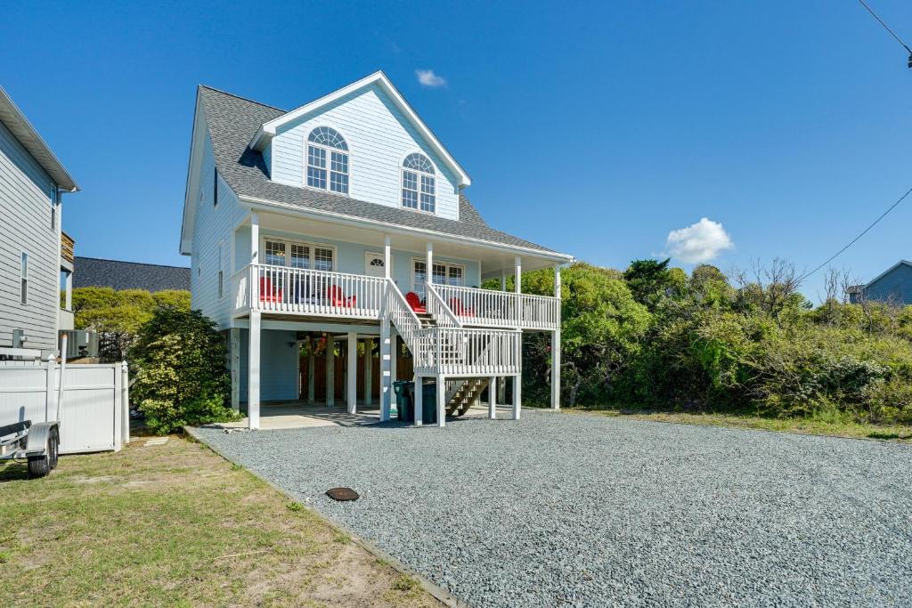 Casa blanca con porche y entrada en Topsail Beach Vacation Rental Idyllic Ocean Views, en Topsail Beach