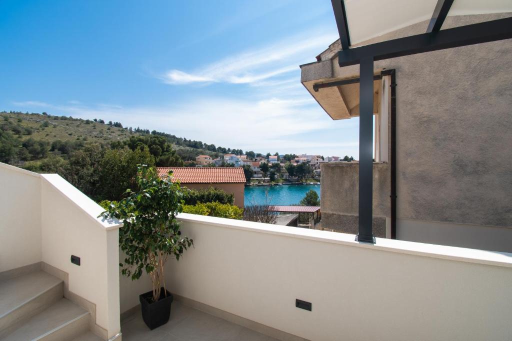 a balcony with a view of the water at Apartmani Monika in Zaboric