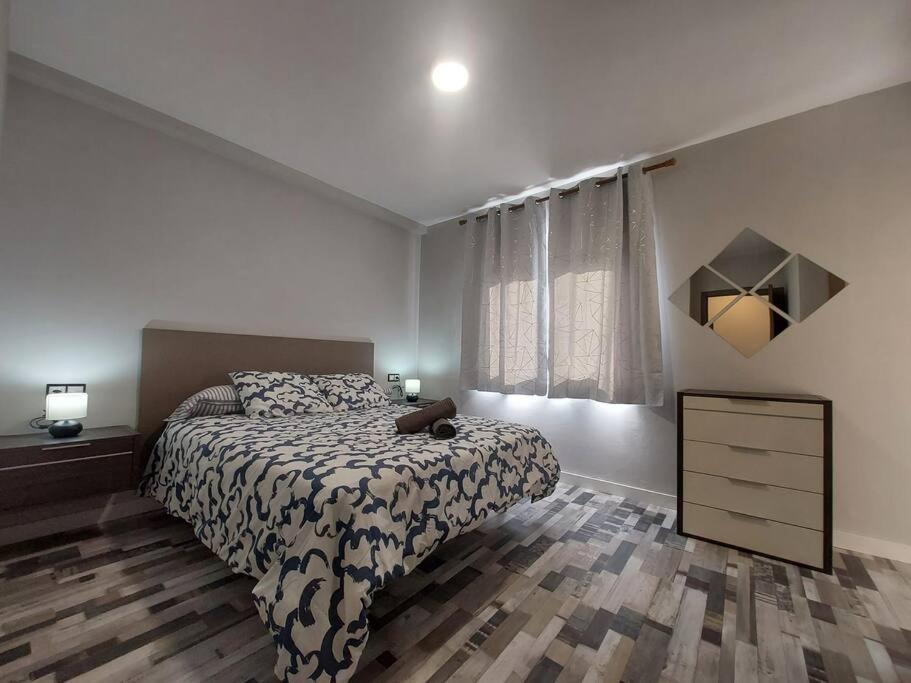 1 dormitorio con 1 cama, vestidor y ventana en piso el puntual 1 en Arriondas