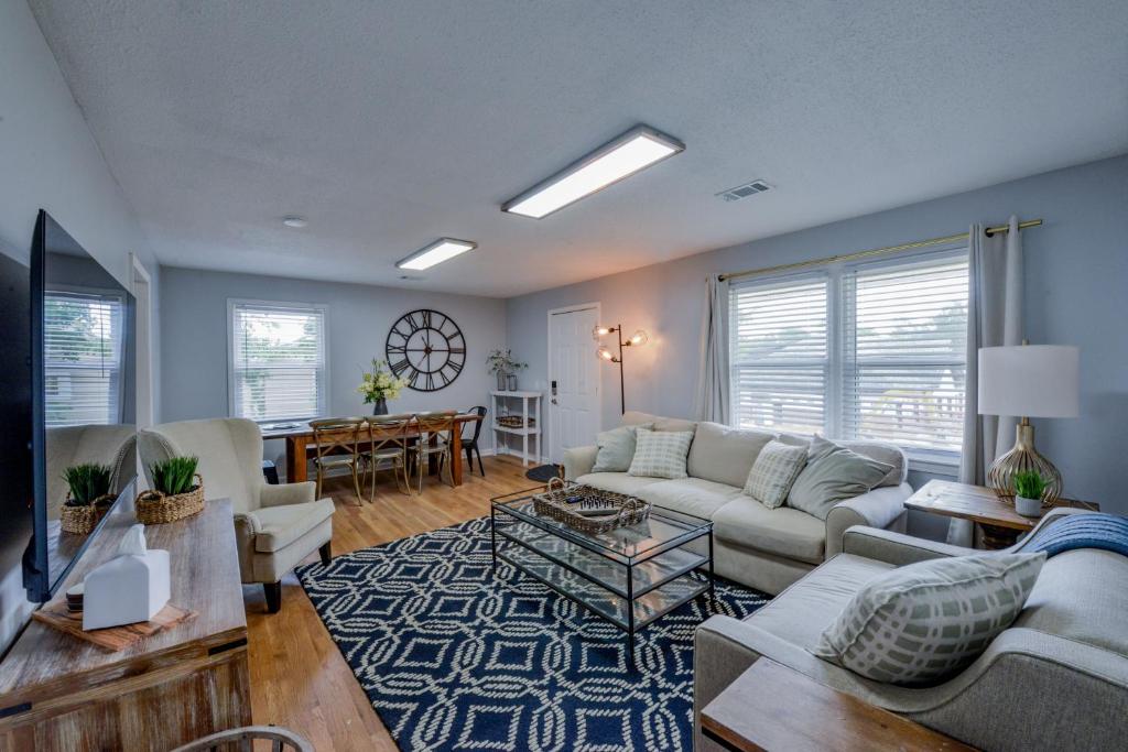 a living room with a couch and a table at Southern Jewel in Tuscaloosa