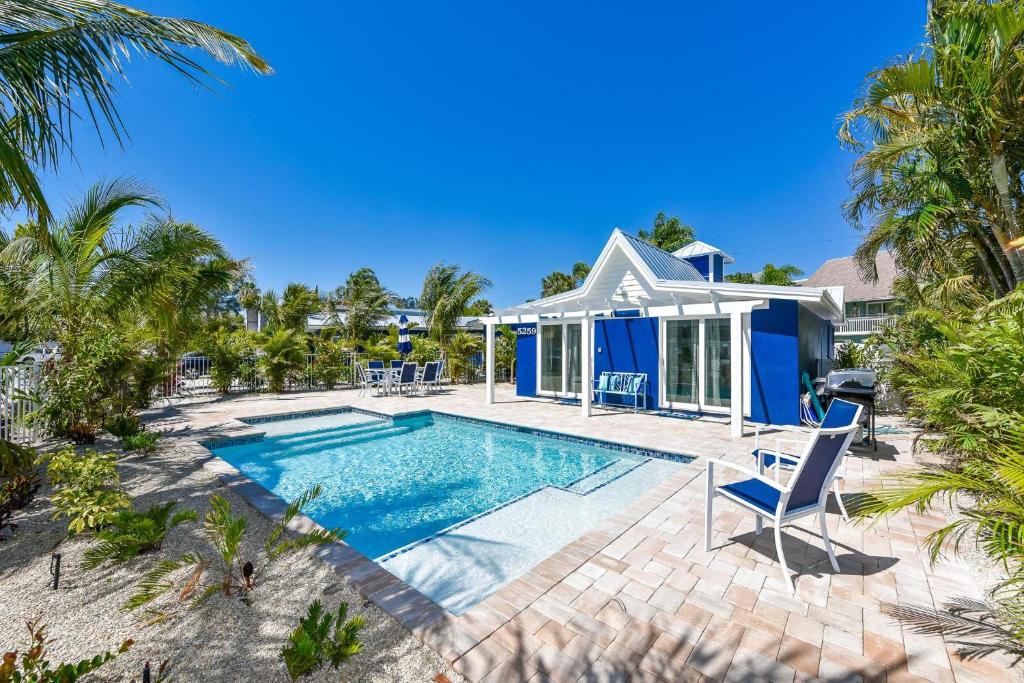 Villa con piscina y casa en Bimini Breeze, en Siesta Key