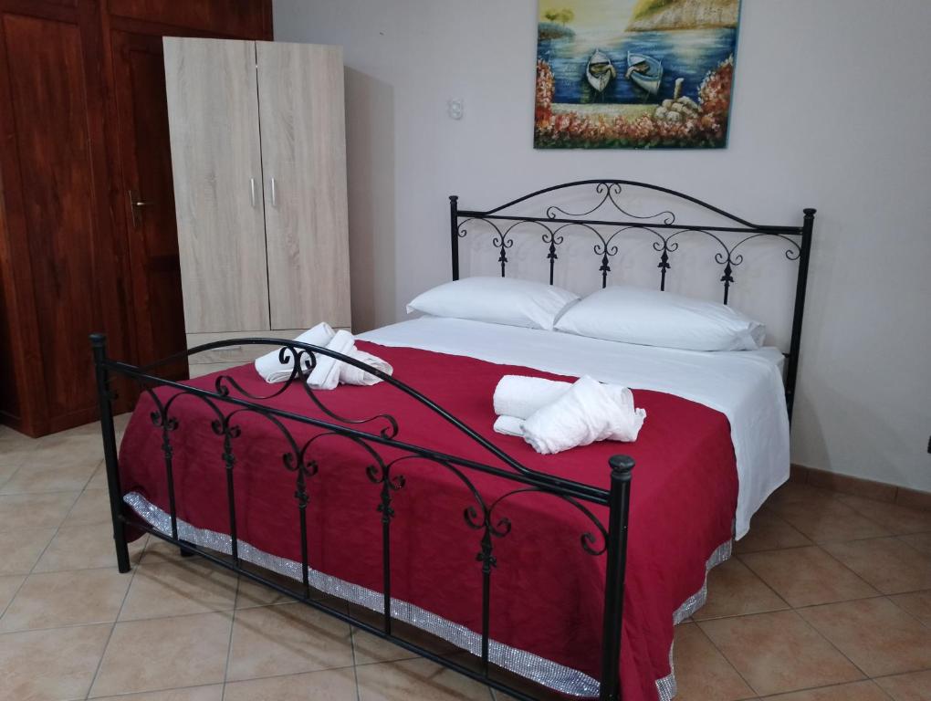 ein Schlafzimmer mit einem großen Bett mit Handtüchern darauf in der Unterkunft Casa ENGY in Terrasini