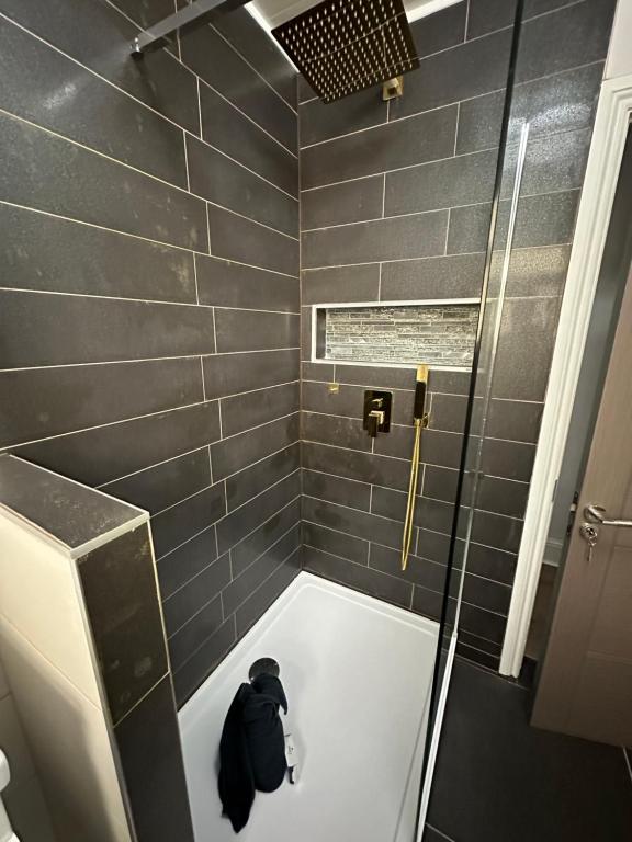 een badkamer met een bad met een rugzak erin bij Southsea 2 bedroom 10 mins from Beach in Portsmouth