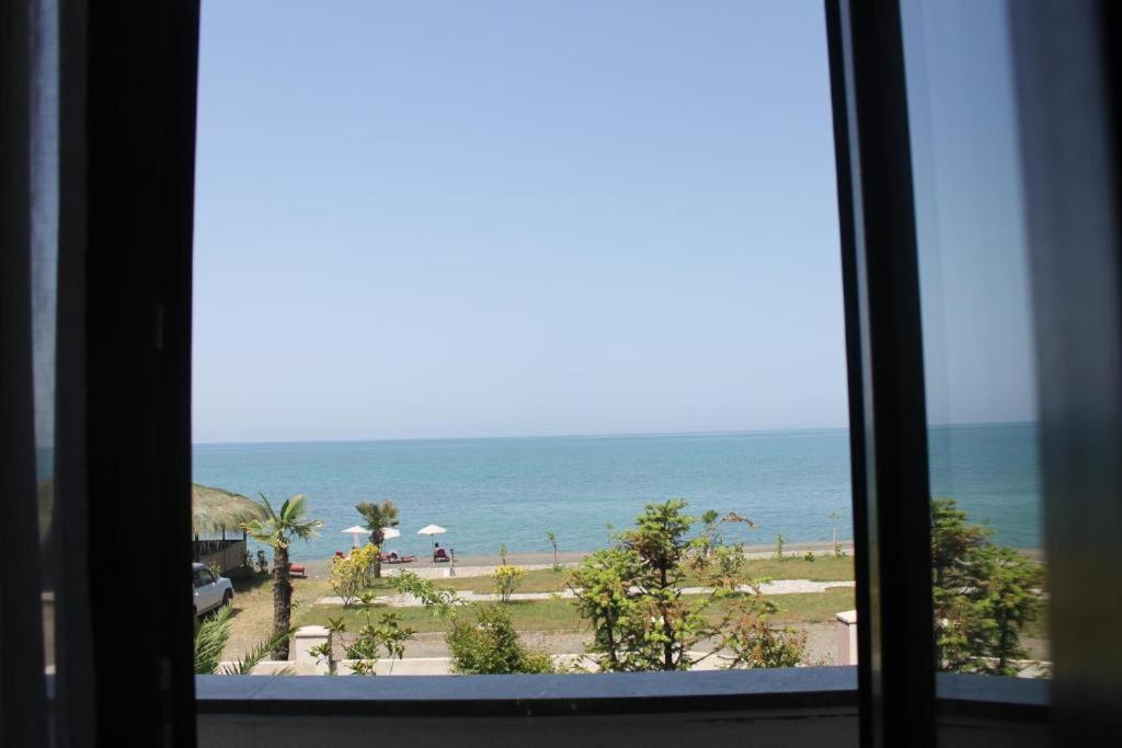 una ventana con vistas a la playa en Sea, en Shekhvetili