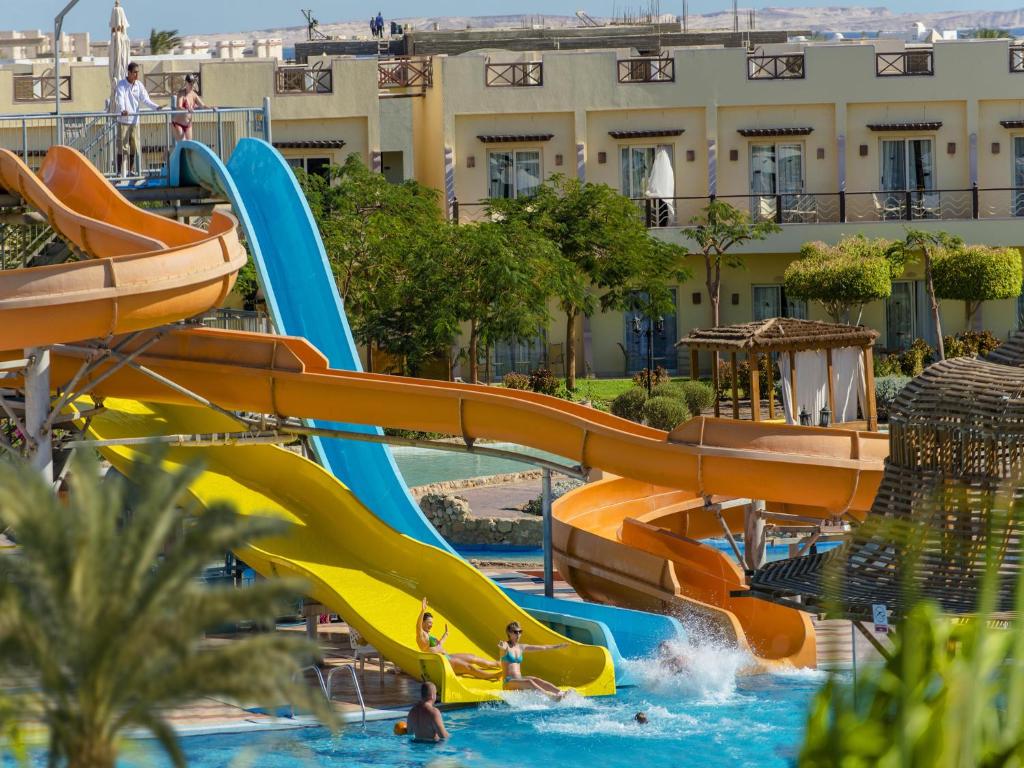 un tobogán de agua en un complejo con gente montada en él en Concorde El Salam Sharm El Sheikh Sport Hotel, en Sharm El Sheikh