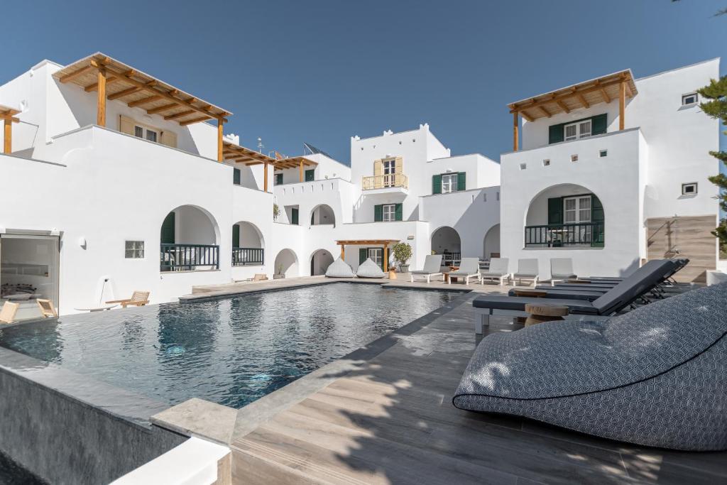 een villa met een zwembad met witte gebouwen bij Spiros in Naxos Chora