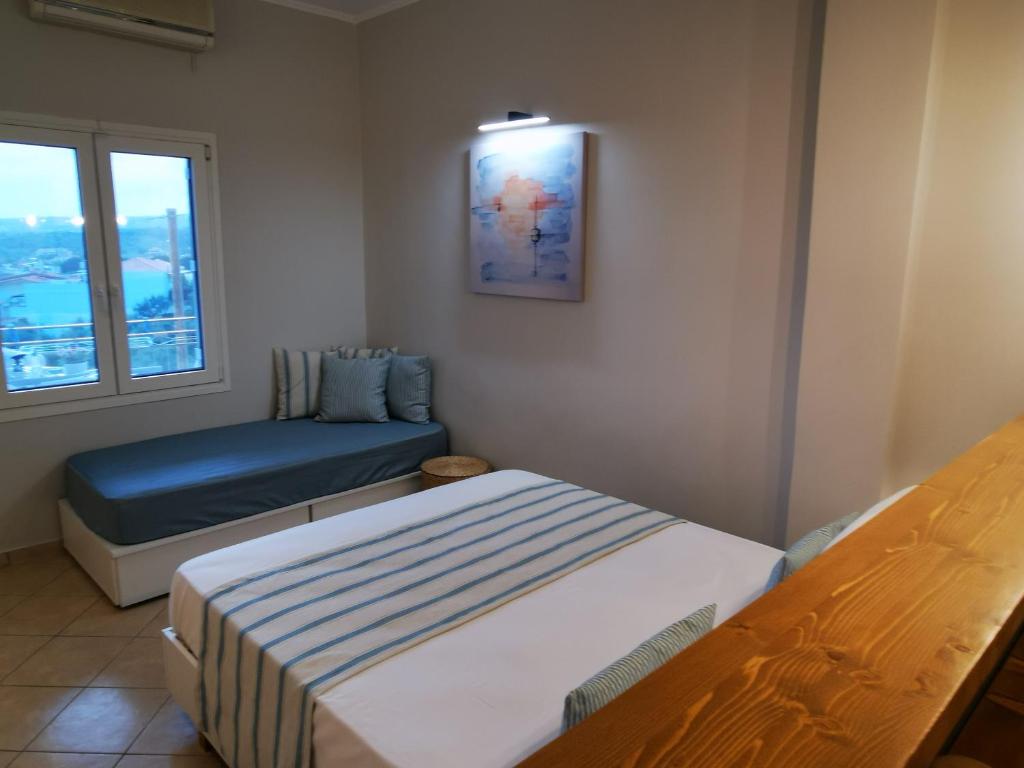 Łóżko lub łóżka w pokoju w obiekcie Pelagia's Apartments Finikounda