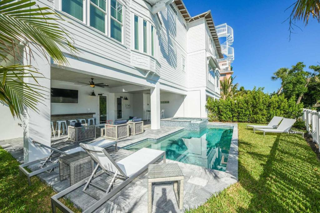 un cortile con piscina e una casa di Dry Dock a Siesta Key