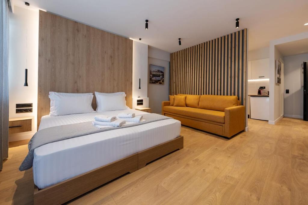 sypialnia z dużym łóżkiem i krzesłem w obiekcie A&N Athens Luxury Apartments - Ermou w Atenach