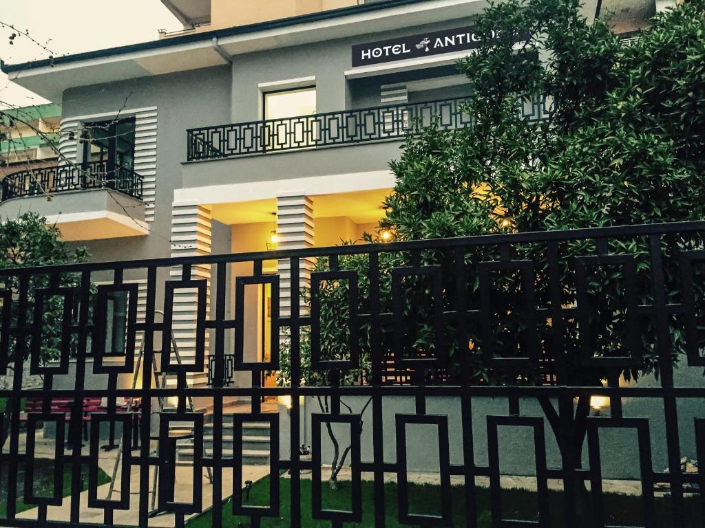 een zwart hek voor een gebouw bij Hotel Antigone in Tirana