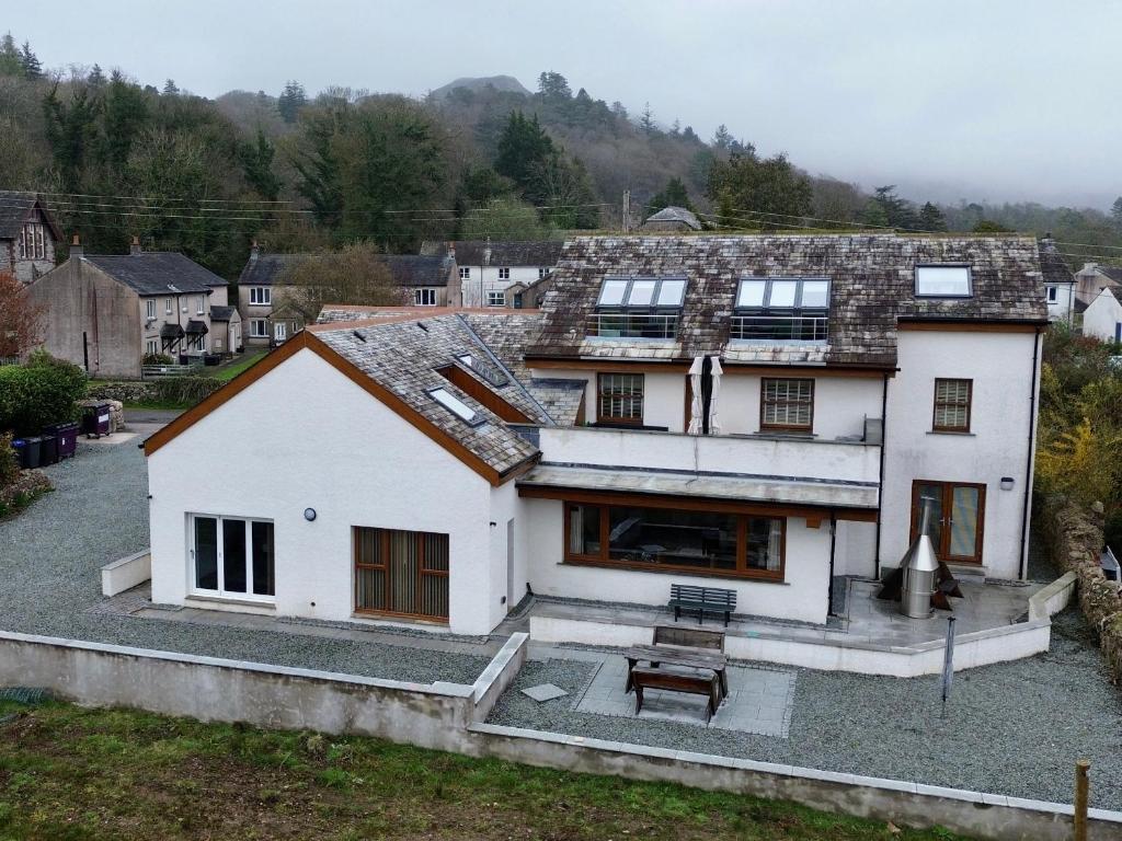 een groot wit huis met een tafel ervoor bij Fairfield in Holmrook