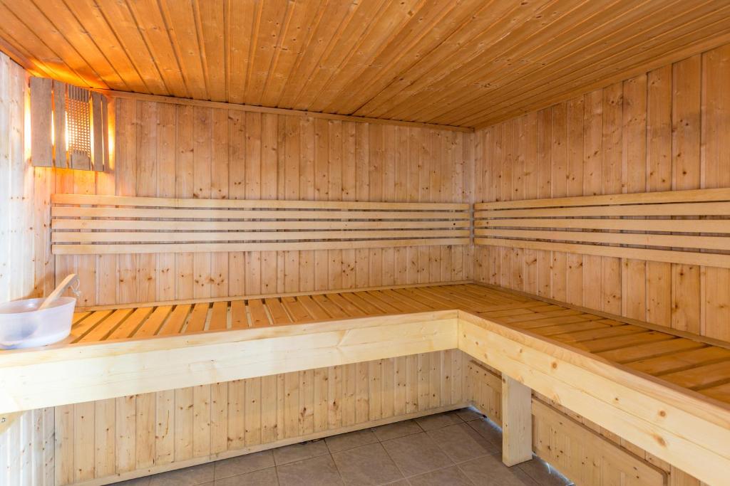 a wooden sauna with a bench in the middle at Le Vancouver in La Plagne