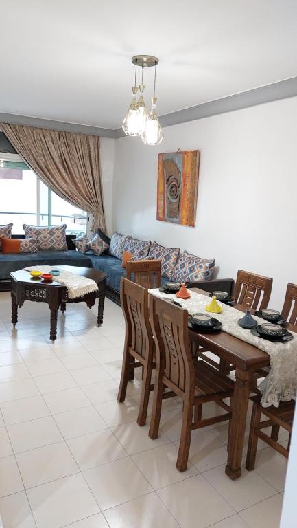 een woonkamer met een tafel en stoelen en een bank bij harmony house 2 in Rabat