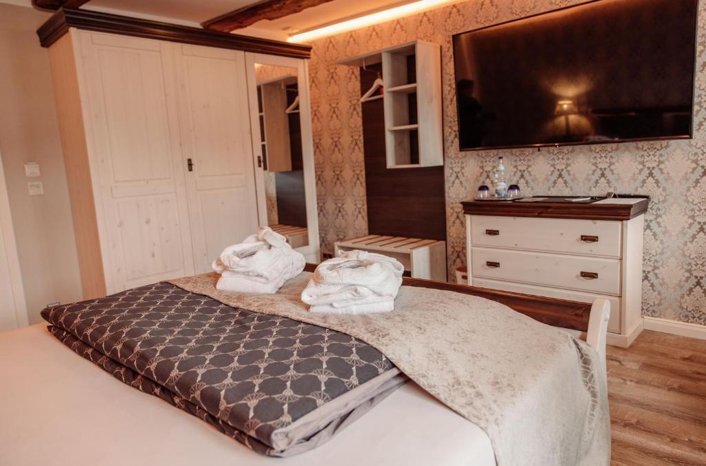 a bedroom with a bed with towels on it at AnaCapri Gästehaus Venezia in Ueckermünde