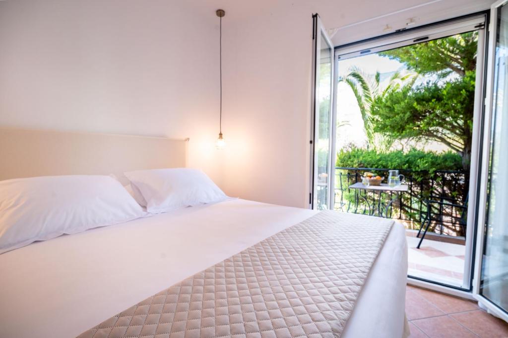 Postel nebo postele na pokoji v ubytování Christoforos Apartments