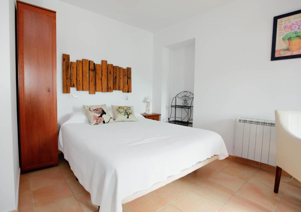 ein Schlafzimmer mit einem großen weißen Bett in einem Zimmer in der Unterkunft Apartamentos y Estudios Casa de la Hoya in Vejer de la Frontera
