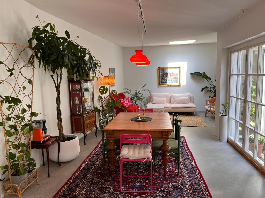 uma sala de estar com uma mesa e algumas plantas em Villa Kattrumpan em Kalmar