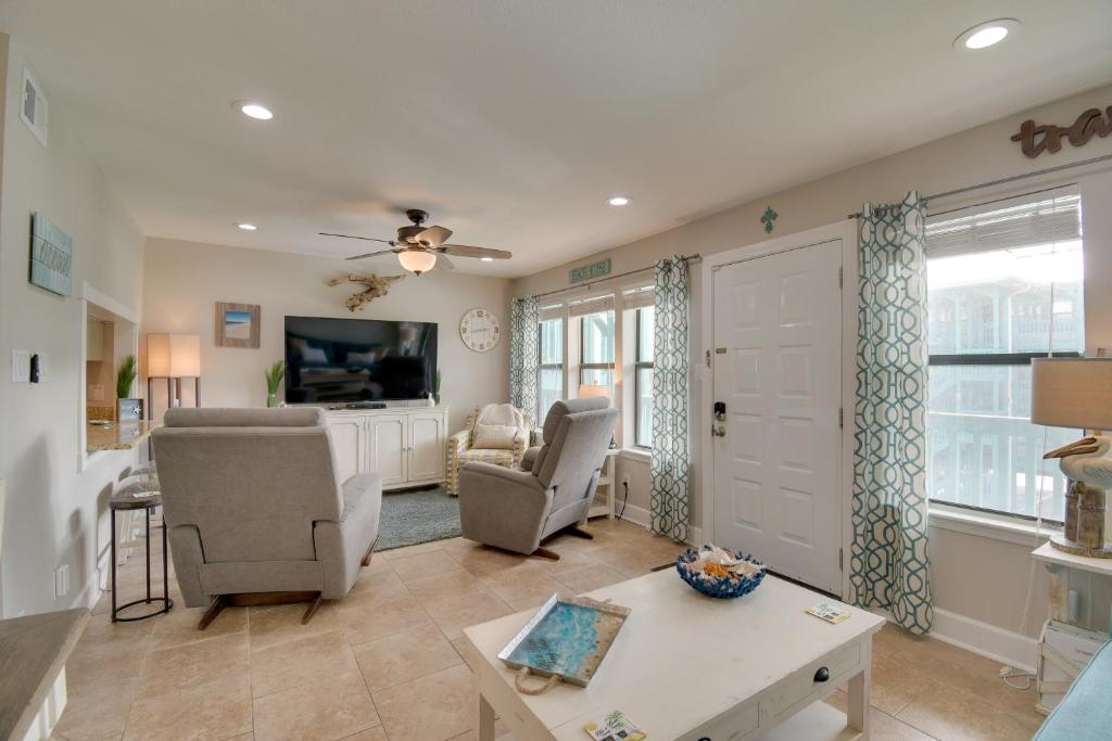ein Wohnzimmer mit einem Sofa, Stühlen und einem TV in der Unterkunft Vibrant Gulf Shores Getaway with Pool and Beach Access in Gulf Shores