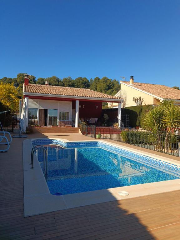 Fotografie z fotogalerie ubytování Chalet con piscina en Liria v destinaci Lliria