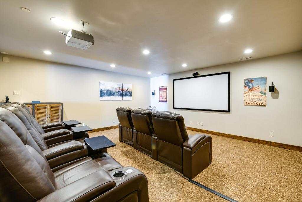 una sala de cine con sillas de cuero y una pantalla en Townhome with Mountain Views and Minutes to Park City!, en Heber City